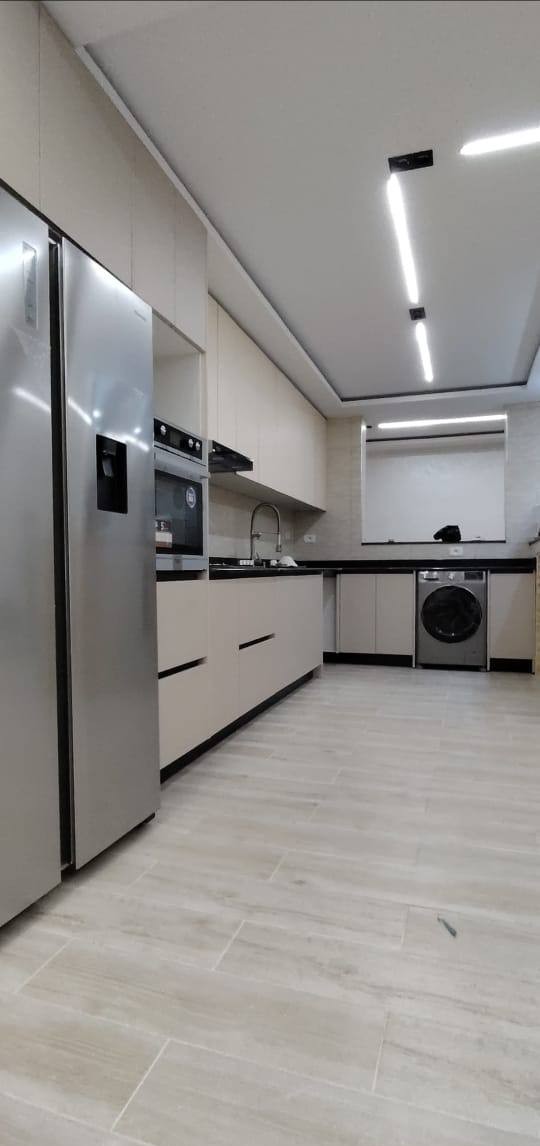 Cuisine HR Cuisine beige avec electromenager inox integre