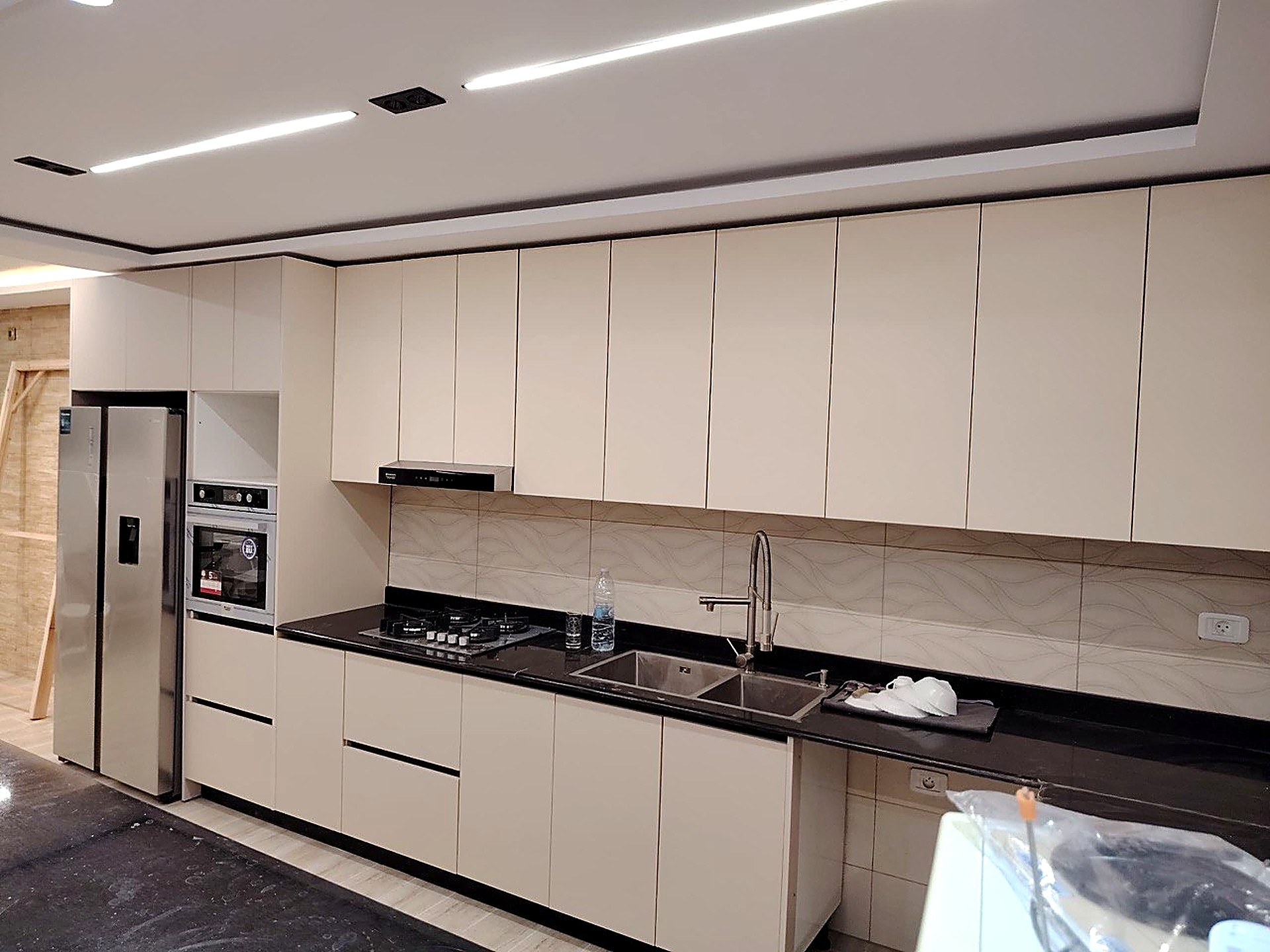 Cuisine HR Cuisine beige, frigo inox, ouverte sur salon