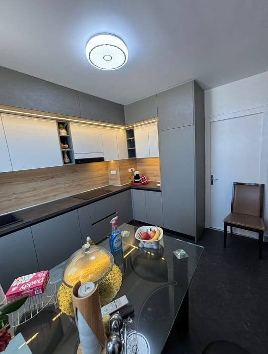 Cuisine HR Cuisine grise et blanche, plan de travail bois clair