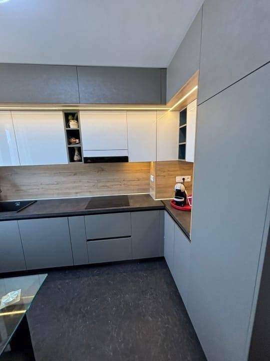 Cuisine HR Cuisine grise et blanche, minimaliste