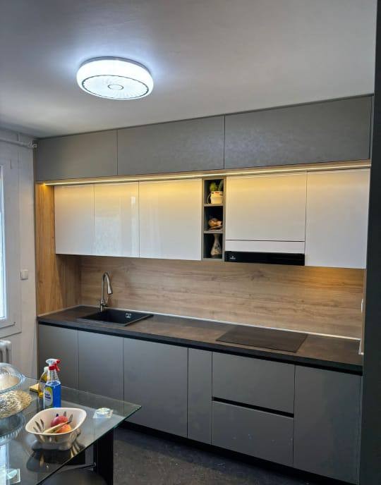 Cuisine HR Cuisine grise et blanche, plan de travail bois clair