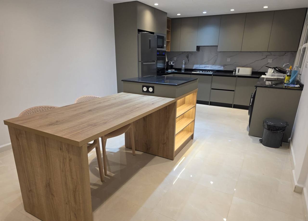 Cuisine HR Cuisine grise, ilot central et coin repas bois clair