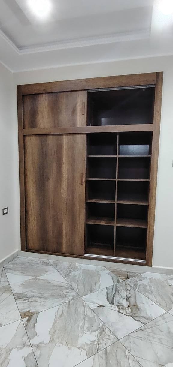 Dressing HR Cuisine bois fonce, portes coulissantes et etageres ouvertes