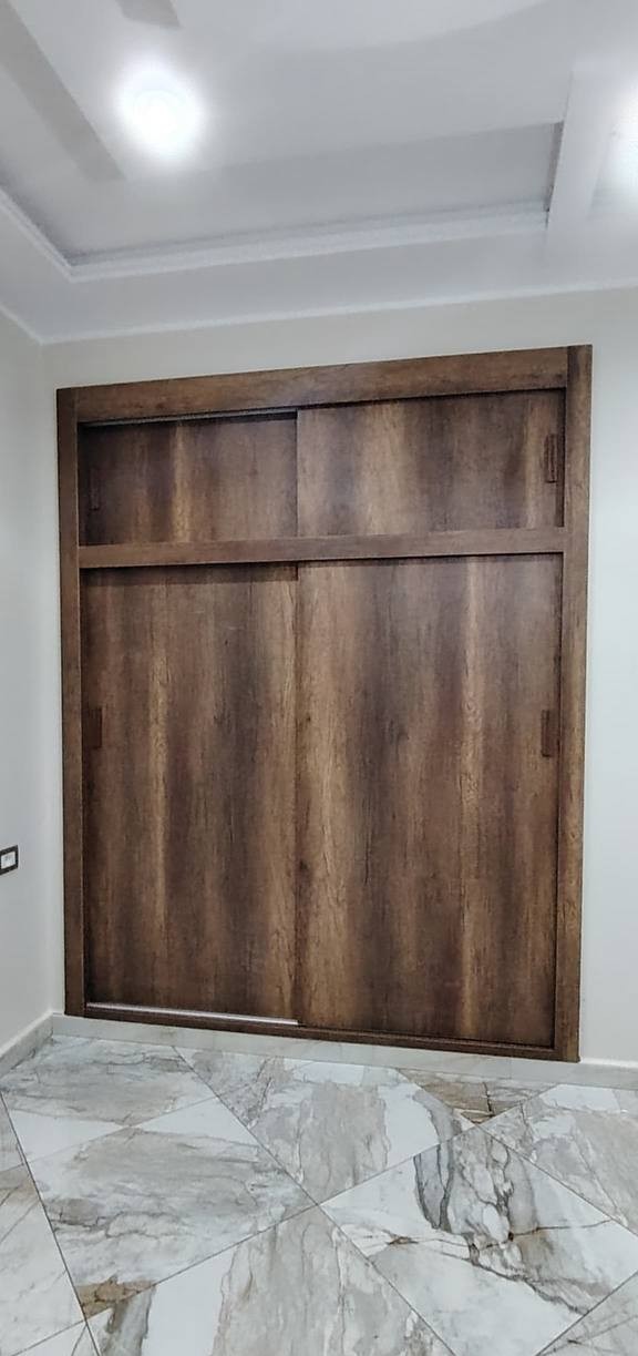 Dressing HR Cuisine bois fonce, portes coulissantes fermees